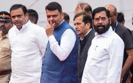 महाराष्ट्र... मुश्किल में ठाकरे... पूर्व डीजीपी समेत तीन पर केस की सिफारिश