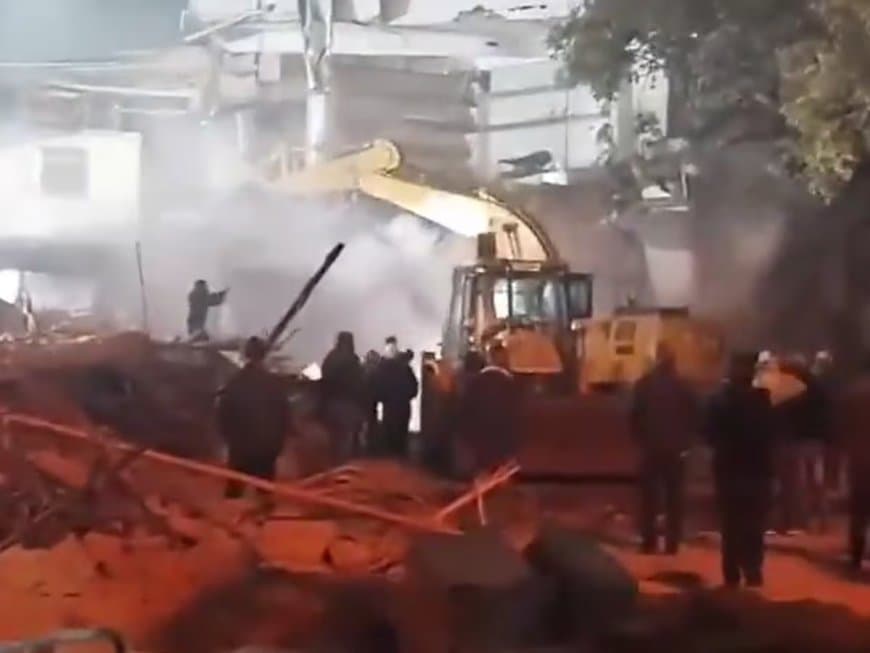 दिल्ली में बवाल...रात में चला बुलडोजर... दस पत्थरबाजों को किया गिरफ्तार दिल्ली में बवाल...रात में चला बुलडोजर... दस पत्थरबाजों को किया गिरफ्तार