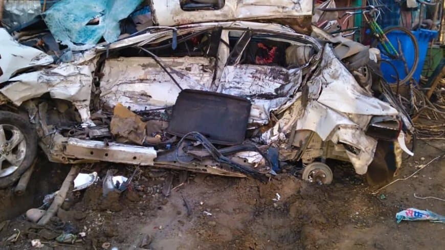 बिहार... मधेपुरा एनएच 106 पर हादसा...चार की मौत...कार के उड़े परखच्चे बिहार... मधेपुरा एनएच 106 पर हादसा...चार की मौत...कार के उड़े परखच्चे