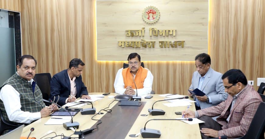 मध्यप्रदेश: समाधान के क्रियान्वयन में लापरवाही बर्दाश्त नहीं की जाएगी ऊर्जा मंत्री प्रद्युम्न सिंह तोमर ने वीडियो कॉफ्रेंसिंग के माध्यम से विभागीय योजनाओं की समीक्षा की।