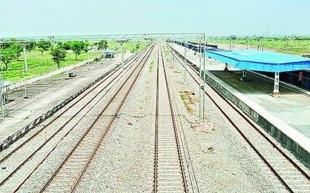 रेल बजट को हफ्ता बीता, अब तक साफ नहीं कि किस परियोजना को कितना फंड