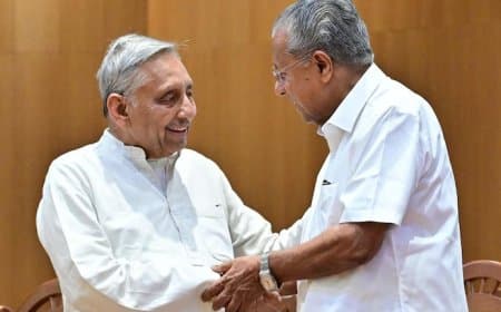 जब भरे मंच पर केरल सीएम के चरणों में गिरकर अय्यर ने कहा- कांग्रेस की छोड़ी जिम्मेदारी संभालें