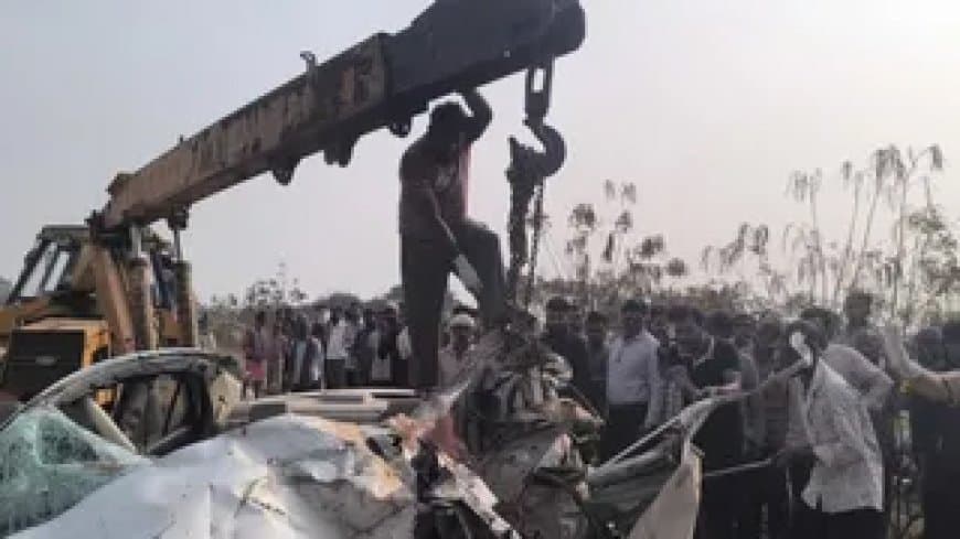 छग: बस-कार की भिड़ंत... सीआरपीएफ के तीन जवानों की मौत छग: बस-कार की भिड़ंत... सीआरपीएफ के तीन जवानों की मौत