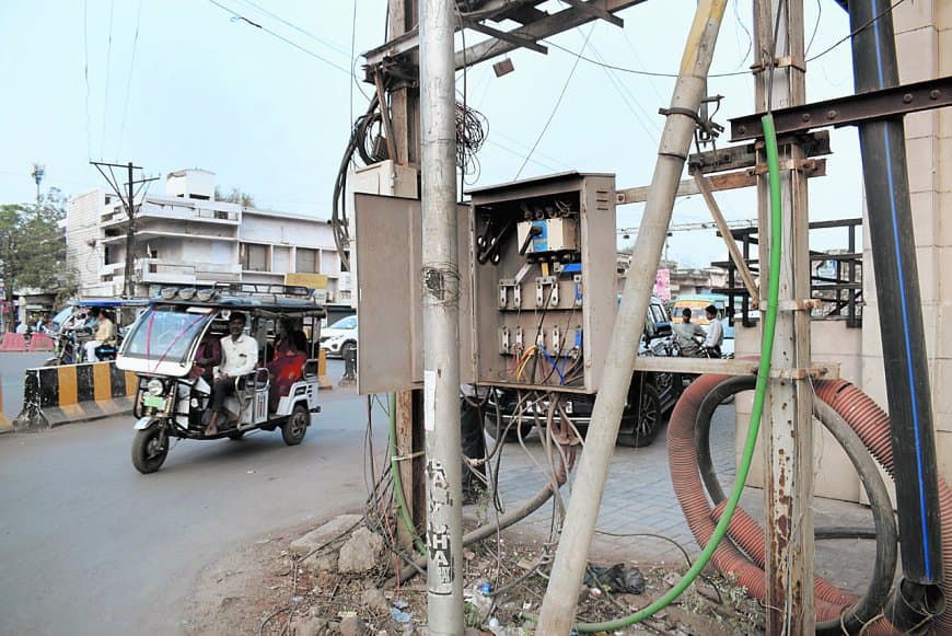 खुले ट्रांसफार्मर और फ्यूज बॉक्स बने जानलेवा, शहर में हादसों का बढ़ता खतरा खुले ट्रांसफार्मर और फ्यूज बॉक्स बने जानलेवा, शहर में हादसों का बढ़ता खतरा