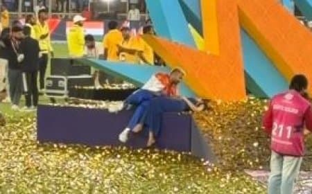 Hardik-Mahieka Controversy: T20 वर्ल्ड कप स्टेज पर 'रोमांस' देख भड़के यूजर्स, वीडियो वायरल