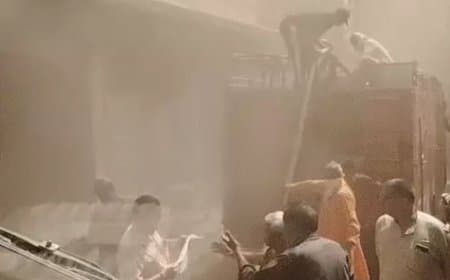 ग्वालियर राजश्री अपार्टमेंट आग: केमिकल गोदाम में भीषण आग, SDRF ने 20 परिवारों को बचाया