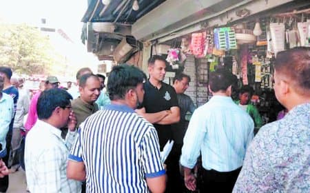 नगर निगम कमिश्नर और एसडीएम सड़क पर उतरे दुकानदारों को दी समझाइश खुद हटा ले