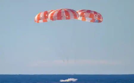 आर्टेमिस-2 मिशन: चंद्रमा का चक्कर लगाकर लौटे चार अंतरक्षि यात्री आर्टेमिस-2 मिशन: चंद्रमा का चक्कर लगाकर लौटे चार अंतरक्षि यात्री