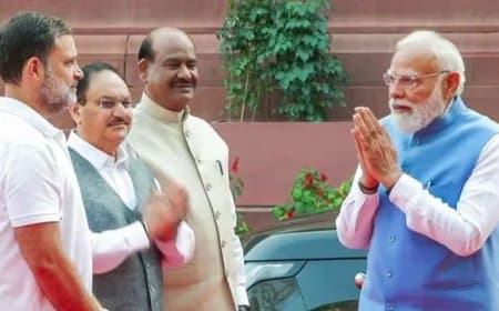 सौहार्दपूर्ण झलक: पीएम कार से उतरे, हाथ मिलाया और राहुल से की लंबी बातचीत सौहार्दपूर्ण झलक: पीएम कार से उतरे, हाथ मिलाया और राहुल से की लंबी बातचीत