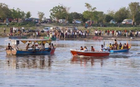 वृंदावन नाव हादसा: यमुना में रेस्क्यू ऑपरेशन जारी, अब तक 11 की मौत और 4 लापता वृंदावन नाव हादसा: यमुना में रेस्क्यू ऑपरेशन जारी, अब तक 11 की मौत और 4 लापता