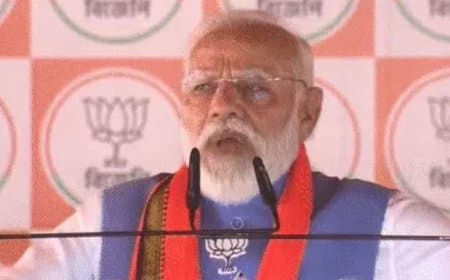 पीएम मोदी की बंगाल रैली: टीएमसी के अहंकार और घुसपैठ पर प्रहार, ममता बनर्जी का पलटवार पीएम मोदी की बंगाल रैली: टीएमसी के अहंकार और घुसपैठ पर प्रहार, ममता बनर्जी का पलटवार