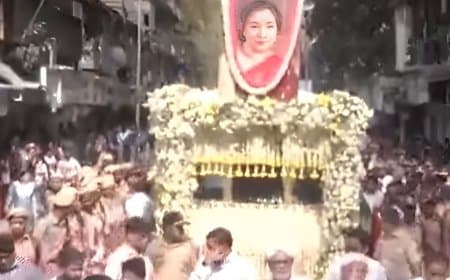 आशा भोसले का राजकीय सम्मान के साथ अंतिम संस्कार, तिरंगे में लिपटी दिखीं सुरों की मलिका