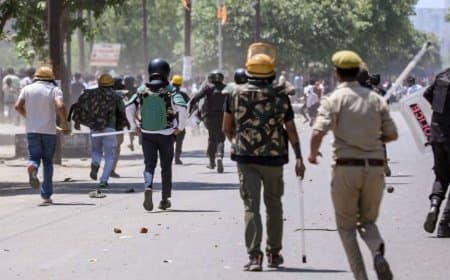 नोएडा में फिर बवाल: सेक्टर 80 में उपद्रवियों ने पुलिस पर की पत्थरबाजी नोएडा में फिर बवाल: सेक्टर 80 में उपद्रवियों ने पुलिस पर की पत्थरबाजी