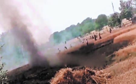 बिजली लापरवाही से अमिलिया में 40 बीघा फसल जली, किसानों पर संकट गहराया बिजली लापरवाही से अमिलिया में 40 बीघा फसल जली, किसानों पर संकट गहराया