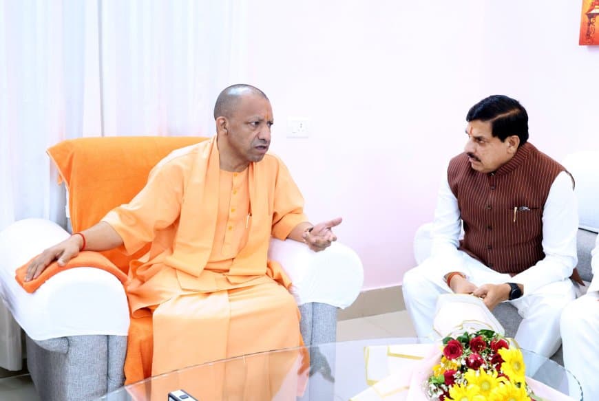 मध्यप्रदेश: मुख्यमंत्री की सादगी ने जीता वाराणसी के लोगों का दिल मुख्यमंत्री ने वाराणसी में उत्तर प्रदेश के मुख्यमंत्री योगी से सौजन्य भेंट कर परस्पर विषयों पर चर्चा की।