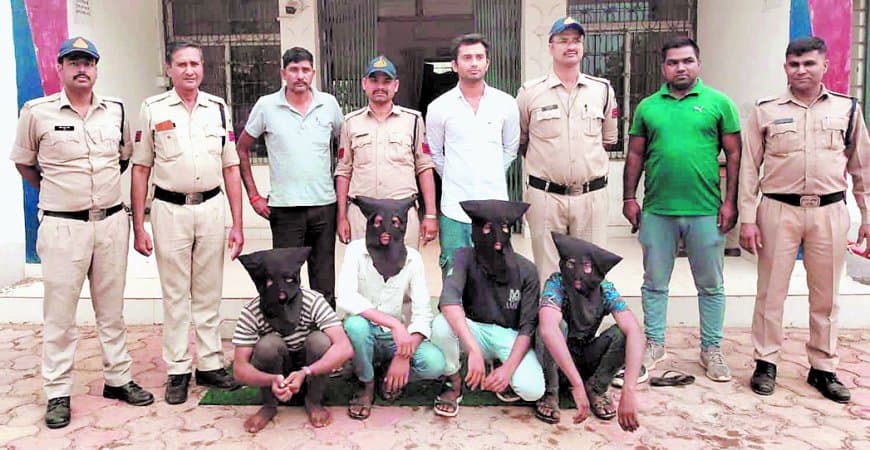 हनुमना चोरी कांड का खुलासा, पांच आरोपी गिरफ्तार, जेवर नकदी बरामद कर जेल भेजे हनुमना चोरी कांड का खुलासा, पांच आरोपी गिरफ्तार, जेवर नकदी बरामद कर जेल भेजे