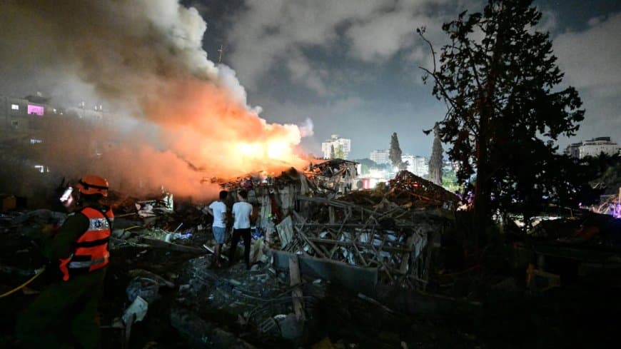 तेहरान में बमबारी,13 की मौत... शरीफ यूनिवर्सिटी पर भी हवाई हमला तड़के हुए हवाई हमलों ने पूरे शहर में डर और अनिश्चितता फैला दी।