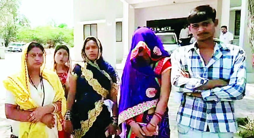 रीवा में दिनदहाड़े लूट, कट्टे की नोक पर सास बहू से गहने छीने रीवा में दिनदहाड़े लूट, कट्टे की नोक पर सास बहू से गहने छीने