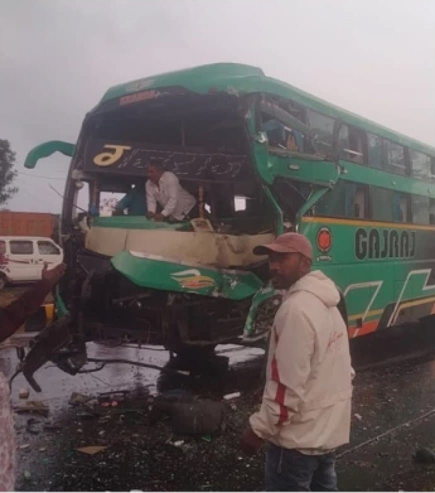 मध्यप्रदेश में हादसा: जोधपुर से इंदौर जा रही बस रतलाम में ट्रक से टकराई बजे तेज रफ्तार स्लीपर बस आगे चल रहे ट्रक से टकरा गई।