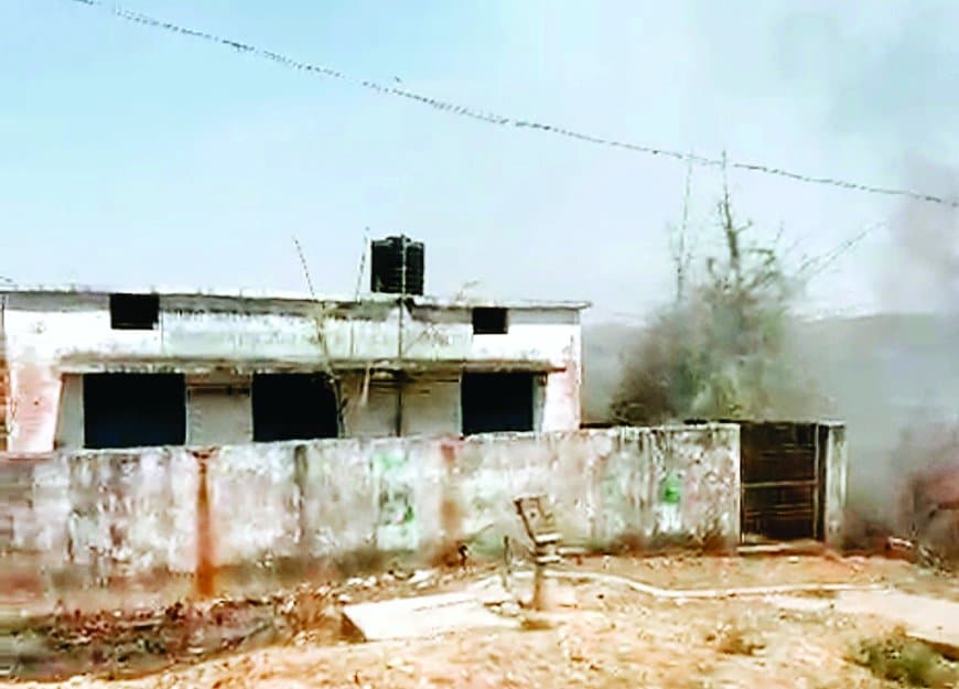 आंगनबाड़ी में लगी भीषण आग, सूझबूझ से सात बच्चों की जान बचाई गई आंगनबाड़ी में लगी भीषण आग, सूझबूझ से सात बच्चों की जान बचाई गई