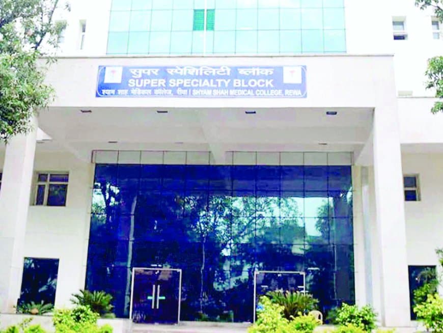 पैसा पूरा लेकिन सुविधाएं अधूरी, मरीजों की जांच हो रही लेकिन फिल्म मोबाइल पर मिल रही पैसा पूरा लेकिन सुविधाएं अधूरी, मरीजों की जांच हो रही लेकिन फिल्म मोबाइल पर मिल रही