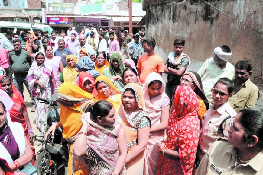 विरोध के बाद नई बस्ती की अवैध शराब दुकान पर प्रशासन की कार्रवाई विरोध के बाद नई बस्ती की अवैध शराब दुकान पर प्रशासन की कार्रवाई