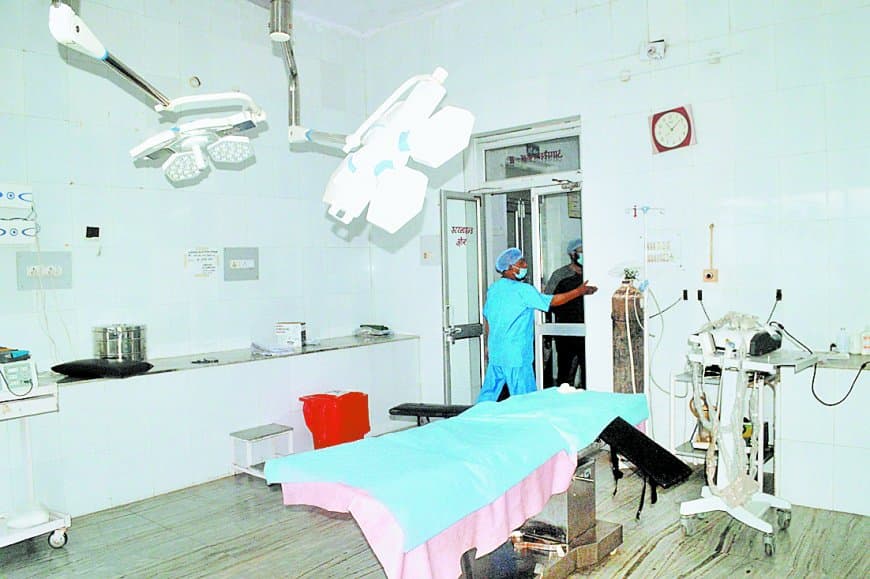 सिलेंडर खत्म होने पर उधार के सिलेंडर से हुई सर्जरी, जिला अस्पताल की व्यवस्था फिर सवालों में सिलेंडर खत्म होने पर उधार के सिलेंडर से हुई सर्जरी, जिला अस्पताल की व्यवस्था फिर सवालों में