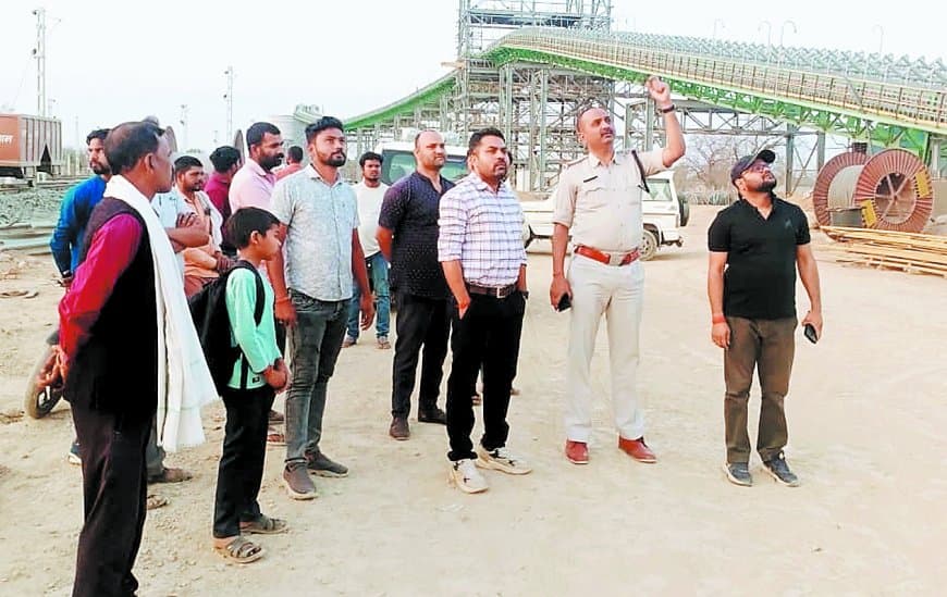 कन्वेयर बेल्ट टूटने से श्रमिक की मौत, आक्रोशित मजदूरों ने कंपनी में हंगामा किया कन्वेयर बेल्ट टूटने से श्रमिक की मौत, आक्रोशित मजदूरों ने कंपनी में हंगामा किया