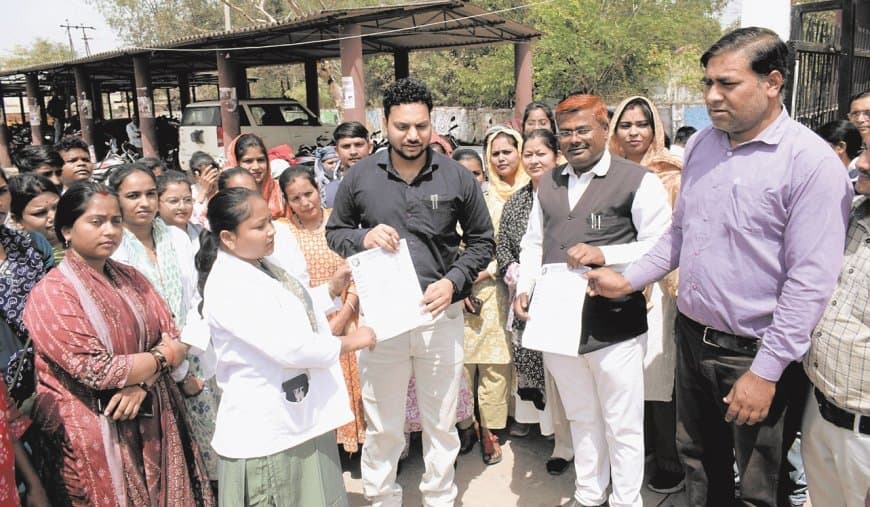 प्रोत्साहन राशि विसंगति पर भड़के सीएचओ, 270 ने कलेक्ट्रेट घेरा और अवकाश लिया प्रोत्साहन राशि विसंगति पर भड़के सीएचओ, 270 ने कलेक्ट्रेट घेरा और अवकाश लिया