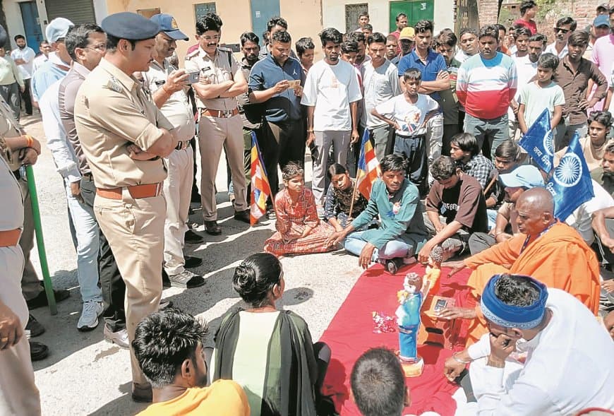 असामाजिक तत्वों ने डॉ. अम्बेडकर की प्रतिमा खंडित कर पोती कालिख असामाजिक तत्वों ने डॉ. अम्बेडकर की प्रतिमा खंडित कर पोती कालिख