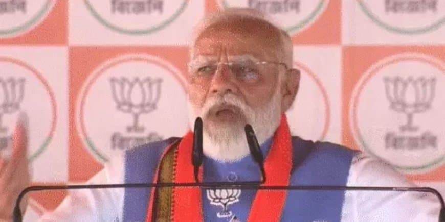 पीएम मोदी की बंगाल रैली: टीएमसी के अहंकार और घुसपैठ पर प्रहार, ममता बनर्जी का पलटवार पीएम मोदी की बंगाल रैली: टीएमसी के अहंकार और घुसपैठ पर प्रहार, ममता बनर्जी का पलटवार