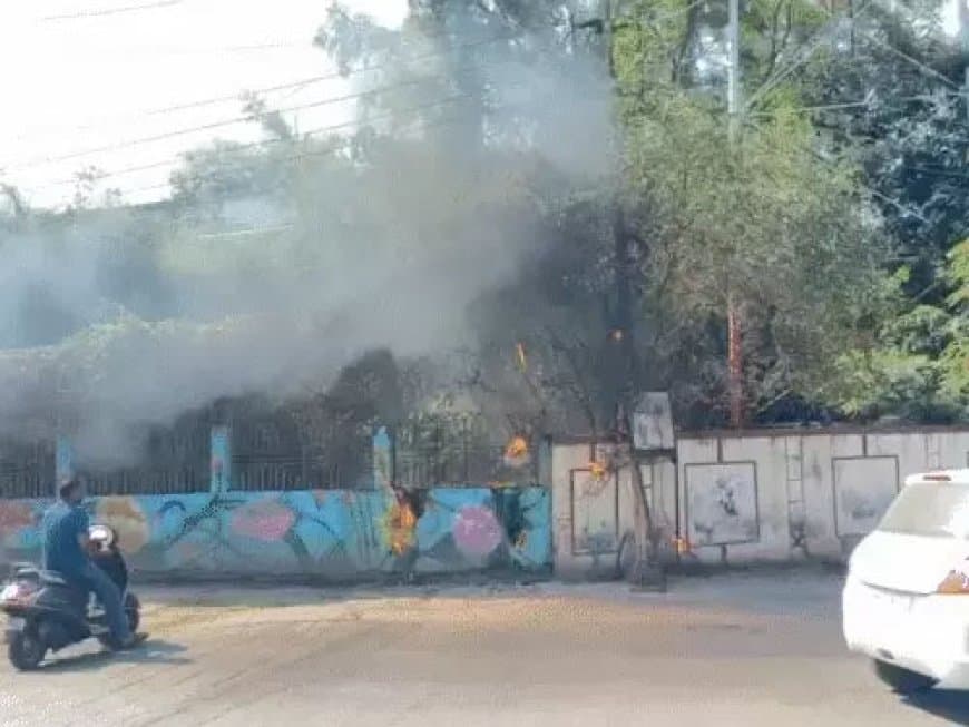 मध्यप्रदेश: इंदौर में पुराने पुलिस कंट्रोल रूम परिसर में आग, मचा हड़कंप रविवार सुबह आग लगने से हड़कंप मच गया।