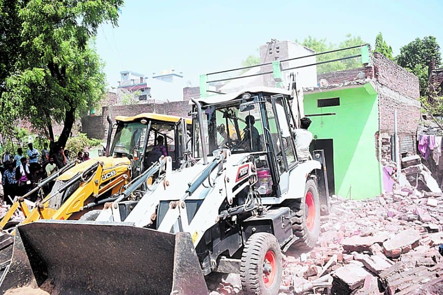 अतिक्रमण हटाने गई टीम पर पथराव, महिला पुलिस से धक्का-मुक्की, सात गिरफ्तार अतिक्रमण हटाने गई टीम पर पथराव, महिला पुलिस से धक्का-मुक्की, सात गिरफ्तार