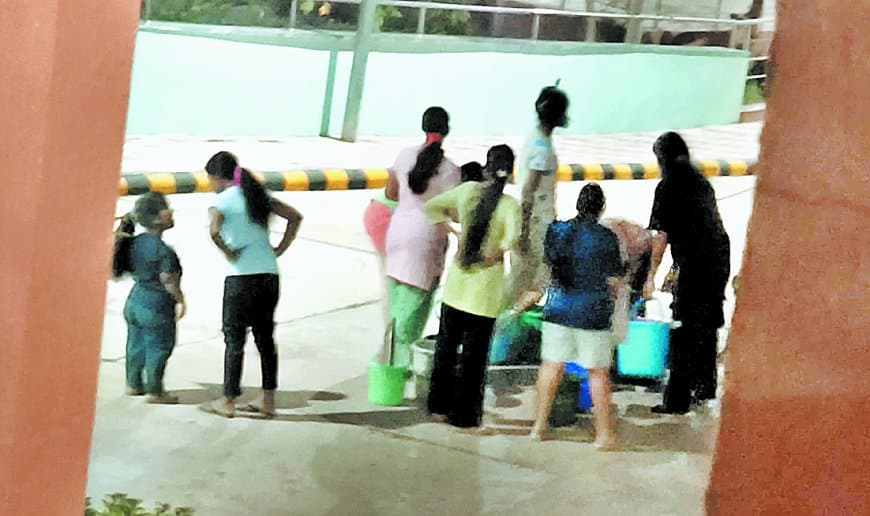 सतना मेडिकल कॉलेज परिसर में पाइपलाइन फटने से पानी संकट, 650 लोग भी प्रभावित सतना मेडिकल कॉलेज परिसर में पाइपलाइन फटने से पानी संकट, 650 लोग भी प्रभावित