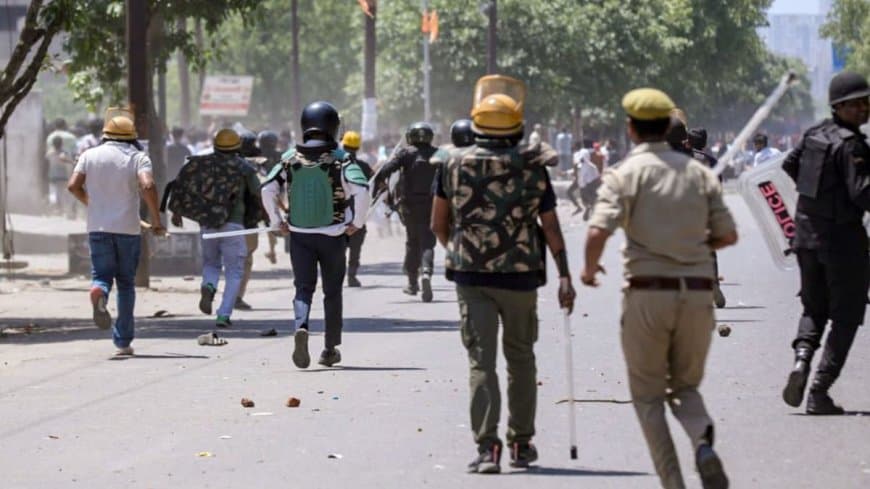 नोएडा में फिर बवाल: सेक्टर 80 में उपद्रवियों ने पुलिस पर की पत्थरबाजी सेक्टर 80 में भी मजदूरों ने प्रदर्शन किया और कुछ मजदूरों ने पुलिस पर पत्थरबाजी भी की है।