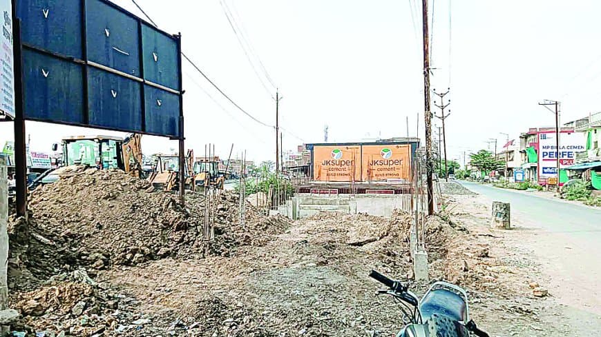 बिना अनुमति 7 मंजिला निर्माण, सरकारी जमीन कब्जे का आरोप, करहिया में खतरा बिना अनुमति 7 मंजिला निर्माण, सरकारी जमीन कब्जे का आरोप, करहिया में खतरा