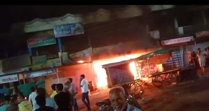 मध्यप्रदेश: मंदसौर में रात पांच दुकान जलकर खाक, सुबह पहुंचे विधायक हरदीप सिंह डंग आक्रोश देश उलटे पांव लौटे मध्यप्रदेश: मंदसौर में रात पांच दुकान जलकर खाक, सुबह पहुंचे विधायक हरदीप सिंह डंग आक्रोश देश उलटे पांव लौटे