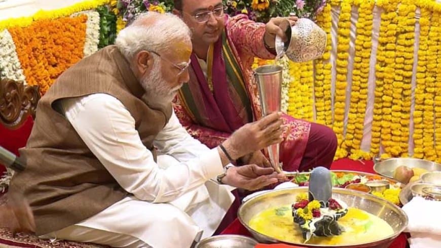 अमृत महोत्सव: सोमनाथ मंदिर के 75 साल, पीएम मोदी ने की महा-पूजा...11 तीर्थों के जल से जलाभिषेक सोमनाथ में रोड शो करने के बाद प्रधानमंत्री नरेंद्र मोदी सोमनाथ मंदिर पहुंचे, जहां उन्होंने कुंभाभिषेक और पूजा अर्चना की।