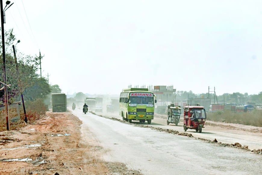 धीमी निर्माण रफ्तार से बढ़ीं परेशानियां, अधूरे प्रोजेक्ट और धूल-जाम से लोग बेहाल आज धीमी निर्माण रफ्तार से बढ़ीं परेशानियां, अधूरे प्रोजेक्ट और धूल-जाम से लोग बेहाल आज