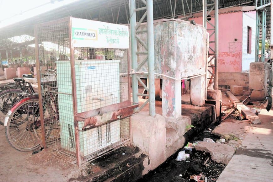 करोड़ों का सेस वसूलने वाली मंडी में पानी को तरसते किसान आज करोड़ों का सेस वसूलने वाली मंडी में पानी को तरसते किसान आज