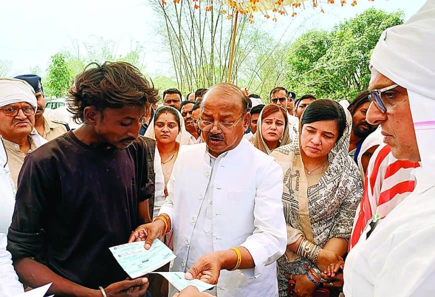 तीन मासूमों को खोने वाले परिवार के साथ खड़ा हुआ शासन और समाज तीन मासूमों को खोने वाले परिवार के साथ खड़ा हुआ शासन और समाज