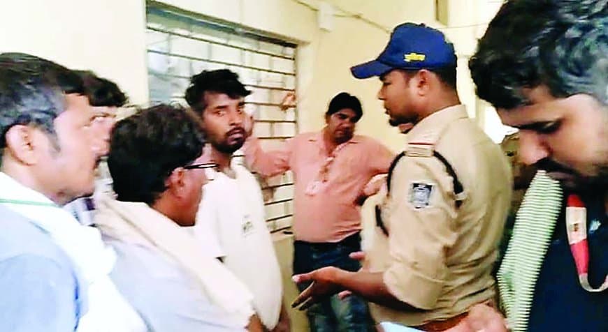 युवक से मारपीट मामले में आरक्षक सहित चार पर एफआईआर दर्ज युवक से मारपीट मामले में आरक्षक सहित चार पर एफआईआर दर्ज