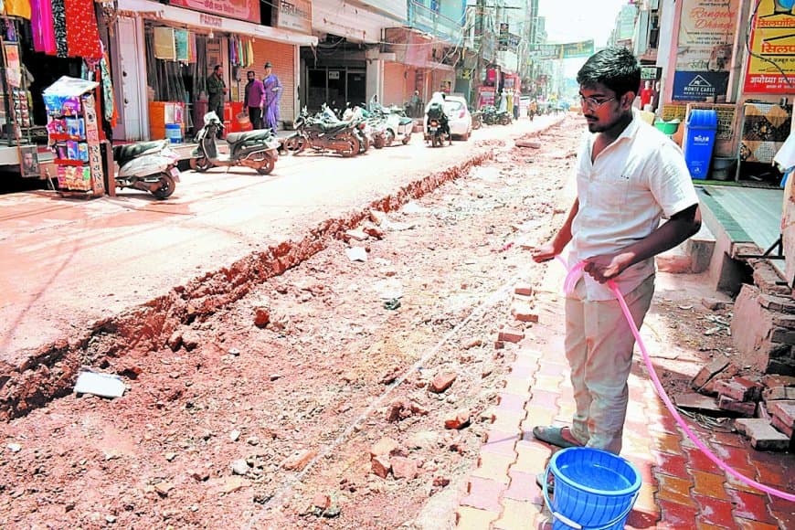 सीवर लाइन की खुदाई से त्रस्त व्यापारी फिर उतरे सड़क पर धरने सीवर लाइन की खुदाई से त्रस्त व्यापारी फिर उतरे सड़क पर धरने