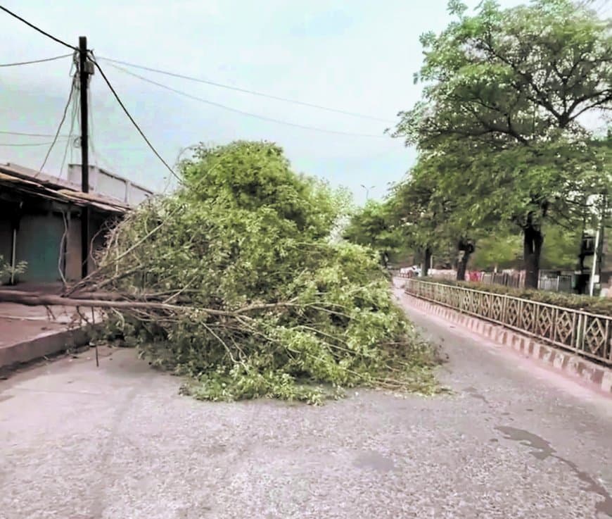 आंधी और बूंदाबांदी से बदला मौसम, चौबीस घंटों में छह डिग्री गिरा आंधी और बूंदाबांदी से बदला मौसम, चौबीस घंटों में छह डिग्री गिरा