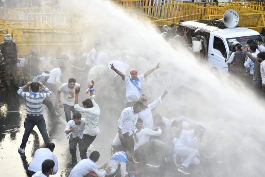 NEET Protest Bhopal: भोपाल में NSUI का बड़ा बवाल, पुलिस ने चलाया वाटर कैनन NEET Protest Bhopal: भोपाल में NSUI का बड़ा बवाल, पुलिस ने चलाया वाटर कैनन