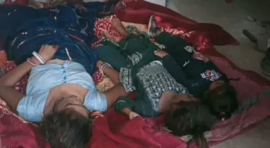 शहडोल दर्दनाक हादसा: मां ने 3 बेटियों को खांसी की दवा कहकर दिया जहर, चारों की मौत शहडोल दर्दनाक हादसा: मां ने 3 बेटियों को खांसी की दवा कहकर दिया जहर, चारों की मौत