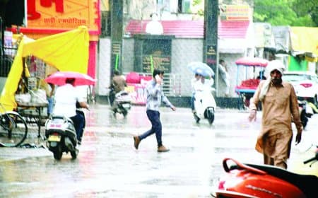 बारिश की आहट से रीवा में सीवरेज परियोजना के जख्म हरे बारिश की आहट से रीवा में सीवरेज परियोजना के जख्म हरे