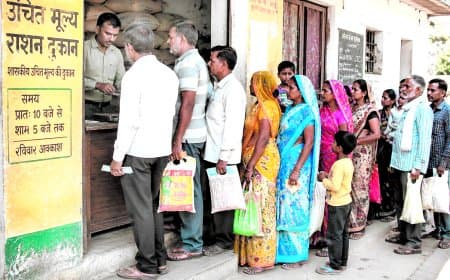 पीडीएस वितरण में प्रगति, फिर भी सैकड़ों दुकानों पर अधूरा राशन पीडीएस वितरण में प्रगति, फिर भी सैकड़ों दुकानों पर अधूरा राशन