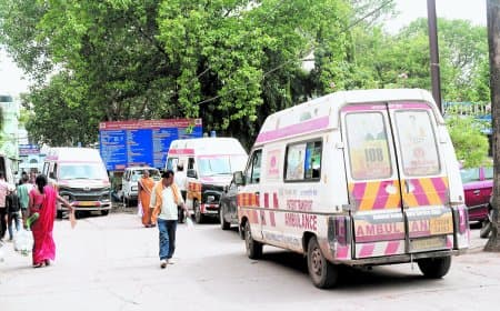 जिला अस्पताल में फिर अव्यवस्था, एम्बुलेंस पार्किंग आदेश बेअसर साबित हुए जिला अस्पताल में फिर अव्यवस्था, एम्बुलेंस पार्किंग आदेश बेअसर साबित हुए