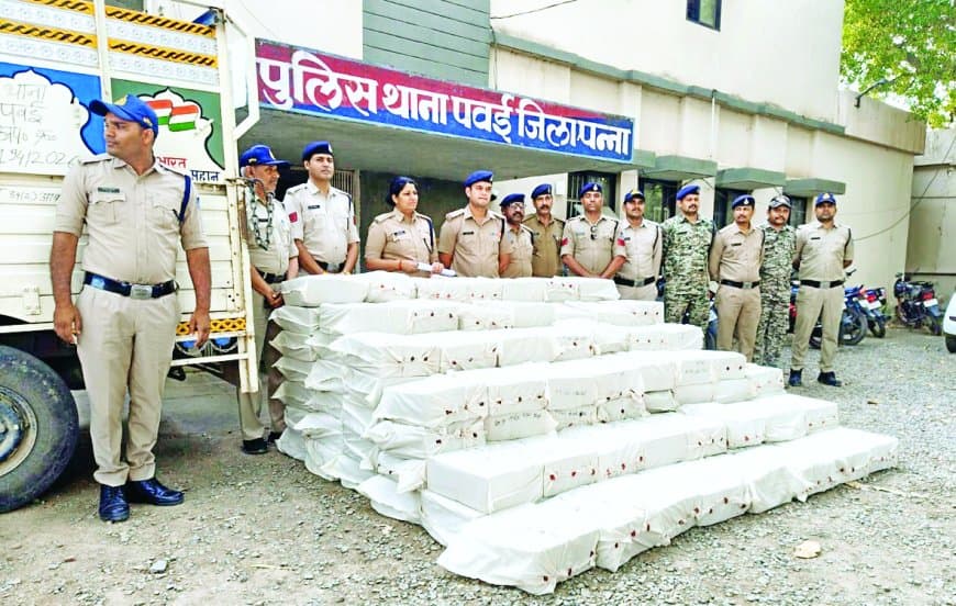 पवई पुलिस ने पकड़ी अवैध शराब से भरी पिकअप, चालक फरार पवई पुलिस ने पकड़ी अवैध शराब से भरी पिकअप, चालक फरार